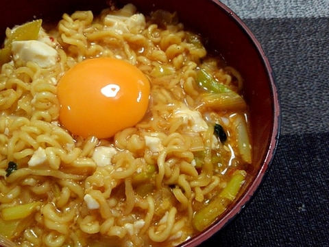 辛ラーメンの辛さをマイルドにするネギ豆腐卵アレンジ